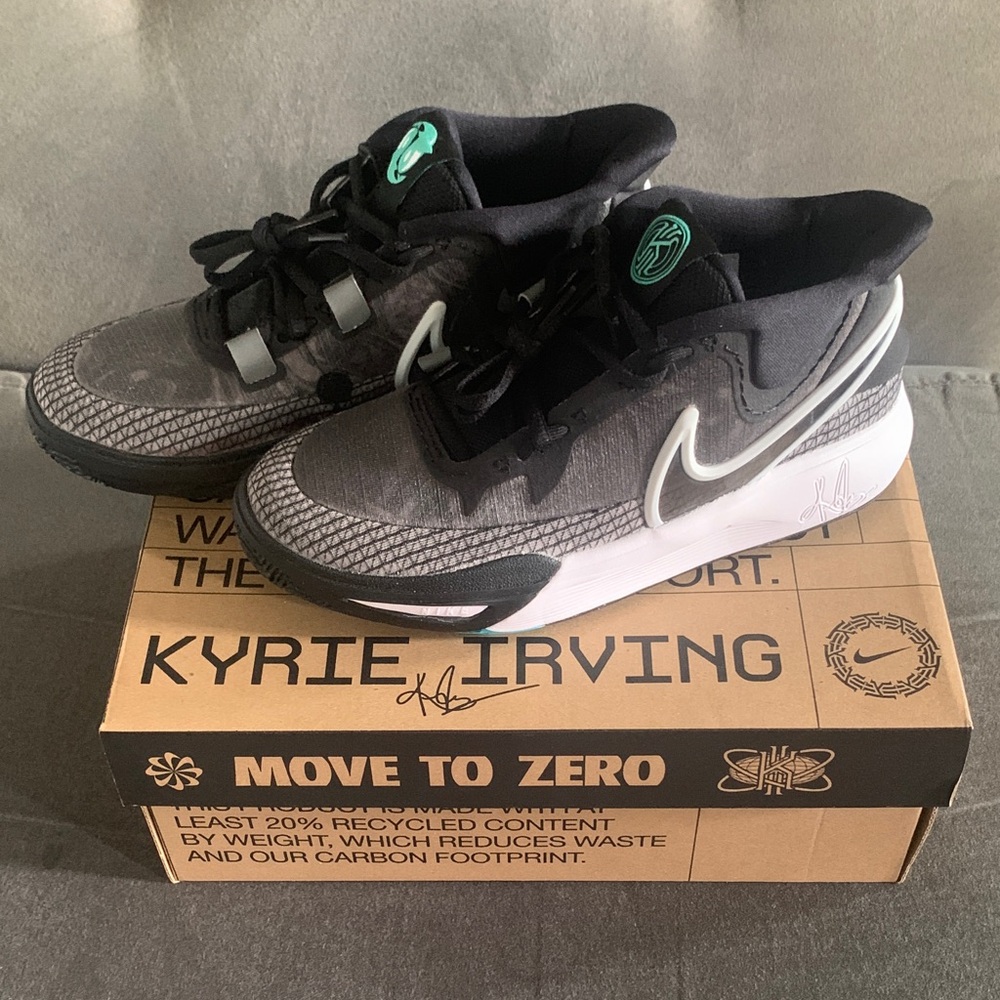 NIB Nike Kyrie Irving Collaboration 6Y(can fit W7 1/2-8) Black and Gray Sneakers